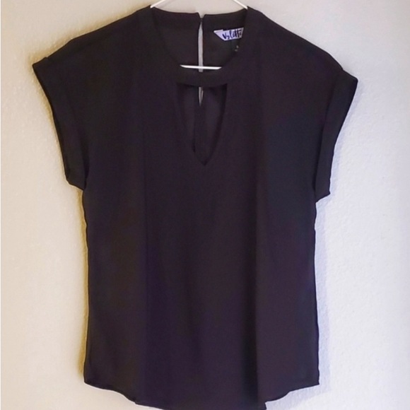 Cute dressy blouse - Picture 1 of 3